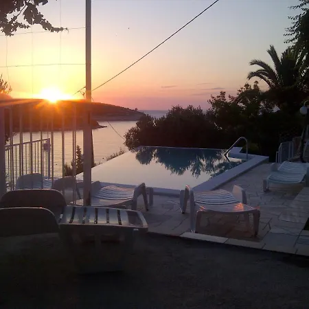 Сasa de vacaciones Seaside Family Friendly House With A Swimming Pool Cove Pribinja - Hvar - 15324